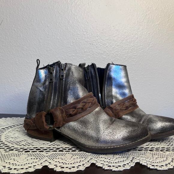 Metallic silver distressed western ankle main image 4